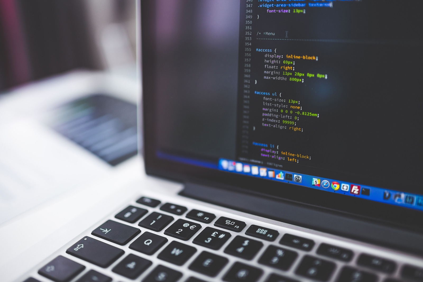 Laptop mit geöffnetem Programmcode als Symbol für digitale Lösungen